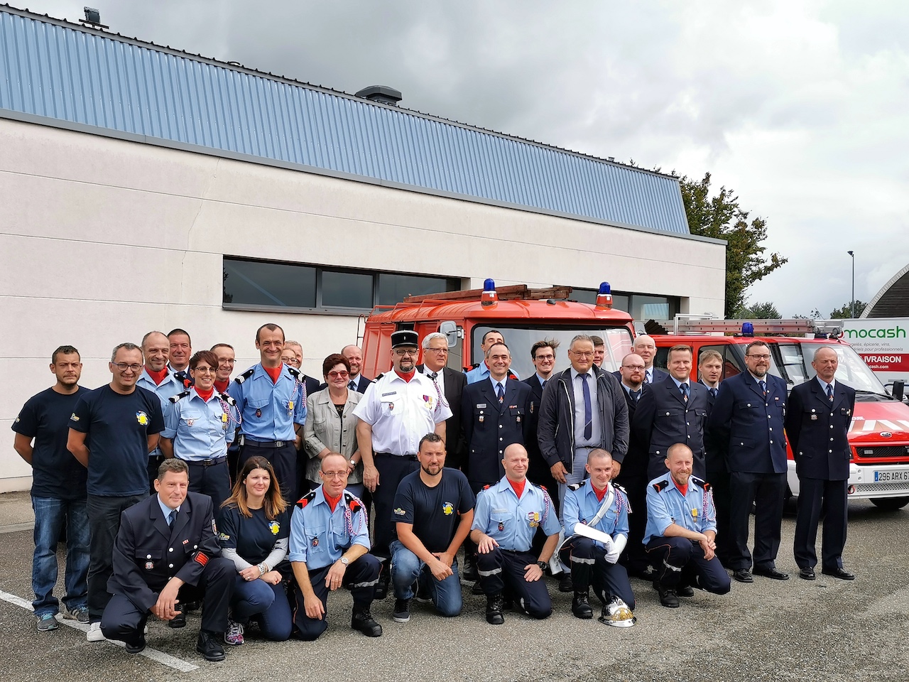 beide Feuerwehre zusammen mit Bürgermeister und Beigeordneten vor der Halle